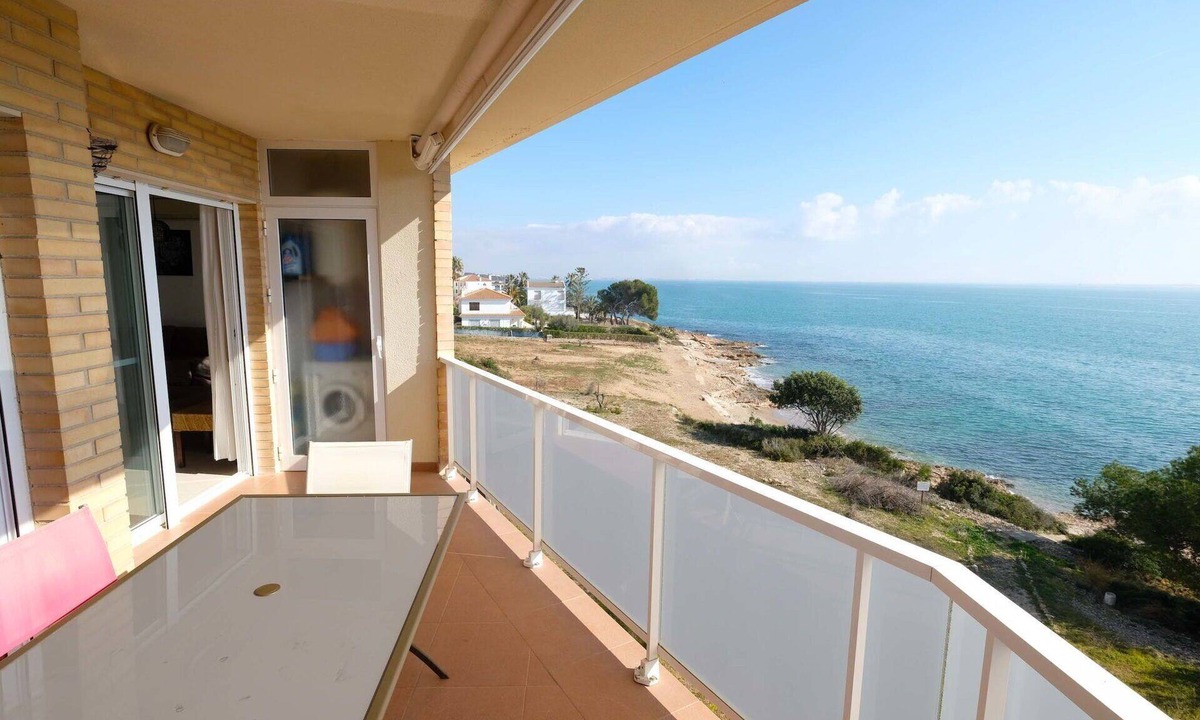 Alcanar Apartment | Cosy apartment for 6 people with pool, A/C and balcony