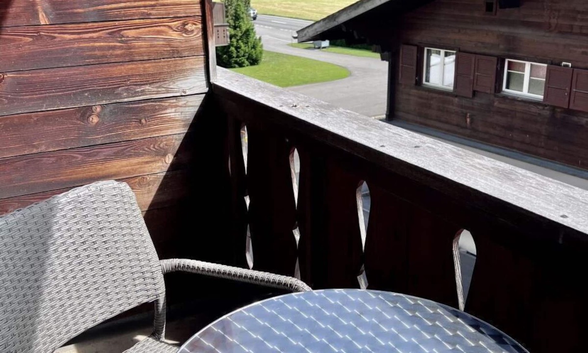 Saanen Apartment | Cosy apartment for 6 people with WIFI, TV, balcony and pets allowed