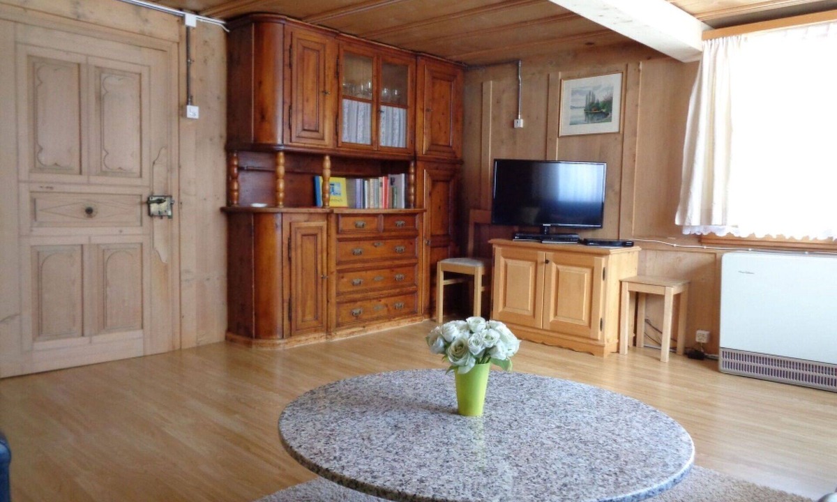 Sedrun Apartment | Cosy apartment for 7 people with TV, balcony and parking