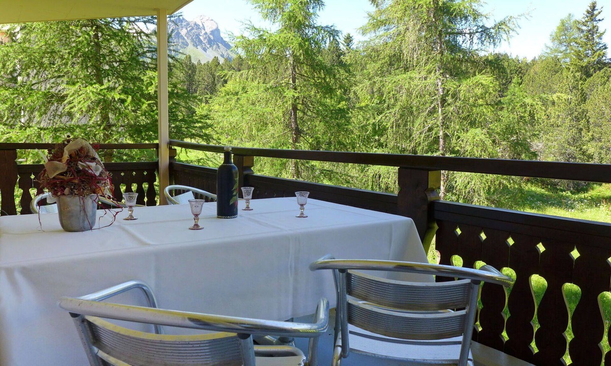Maloja Apartment | Cosy apartment for 4 people with WIFI, TV, balcony and pets allowed