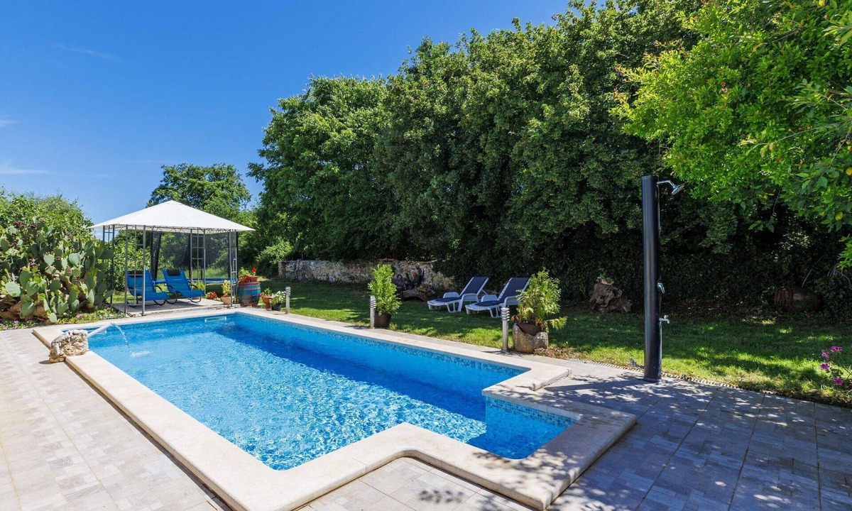 Pinezici House | Cosy apartment in villa for 4 people with A/C, pool, WIFI, TV, terrace and pets allowed