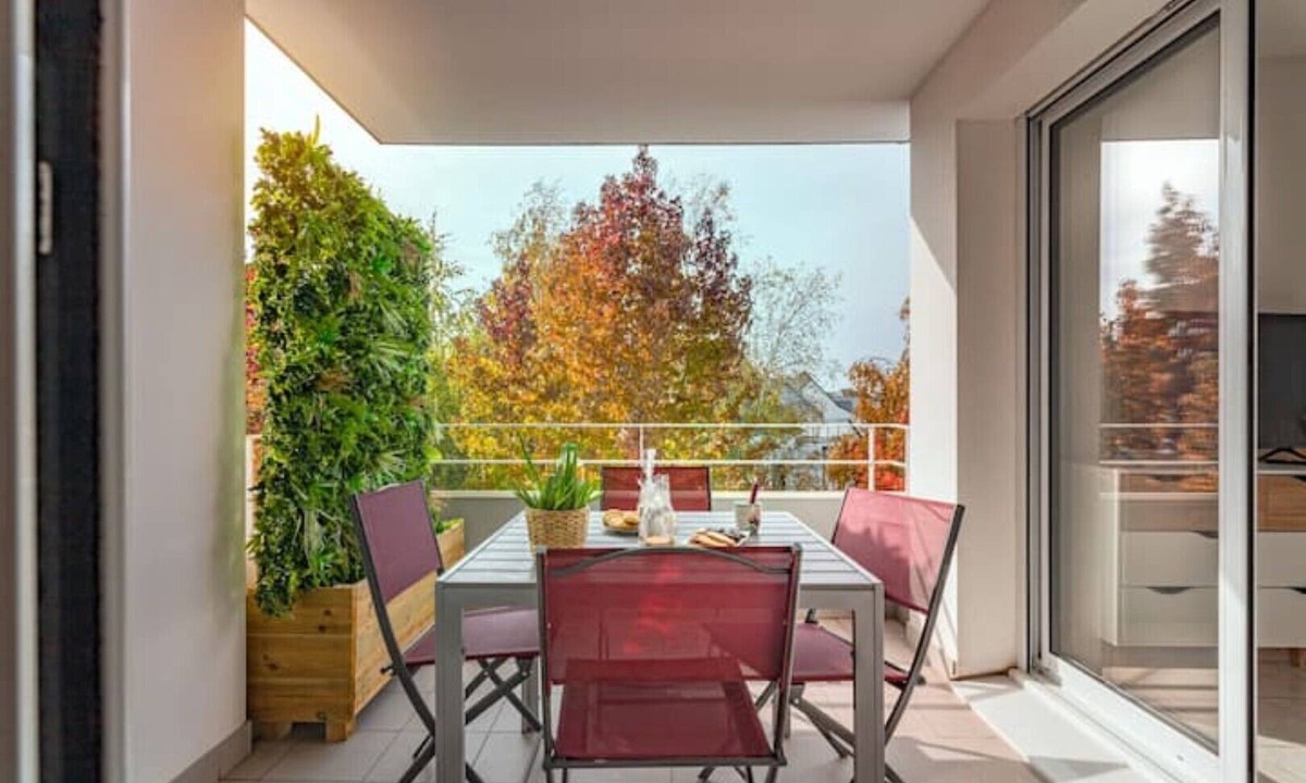 Lorient Apartment | Cosy apartment with large balcony and private parking