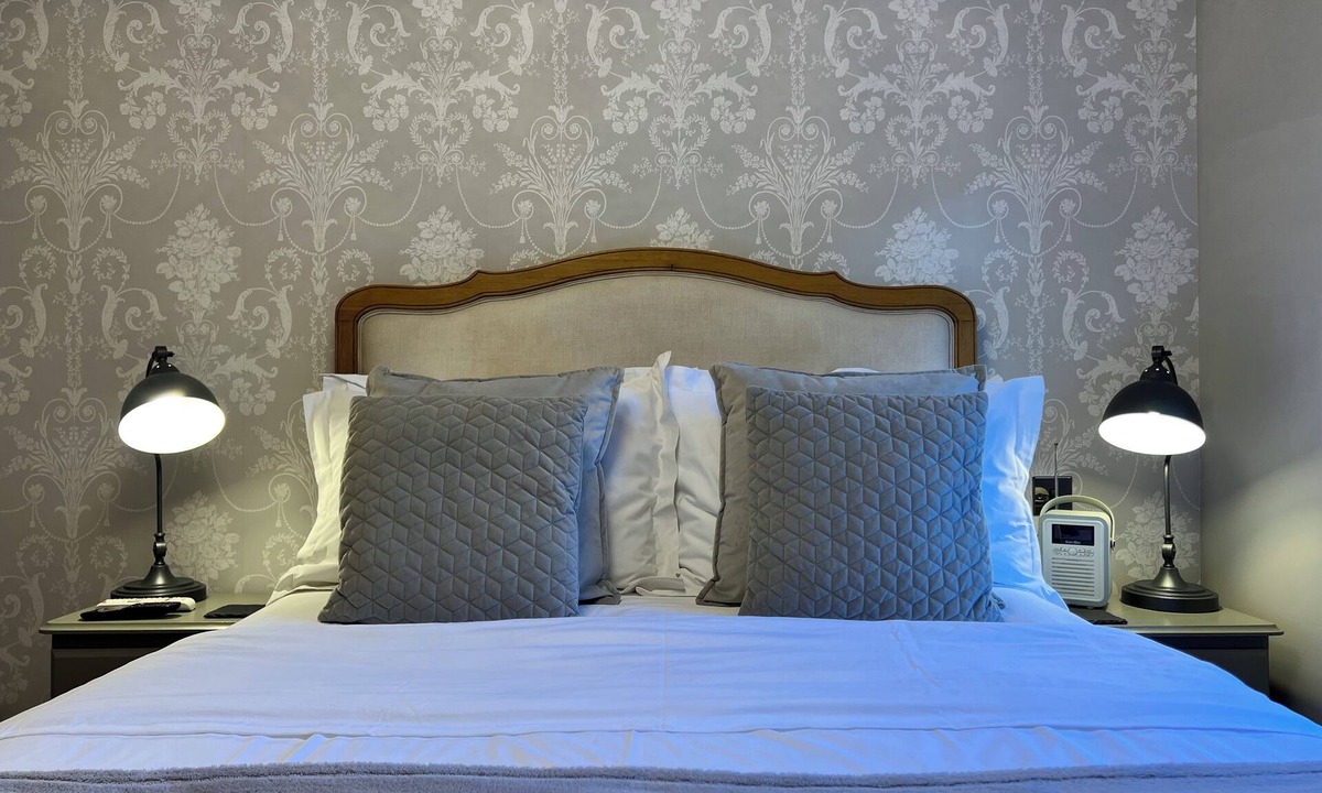 Brentwood House | Cosy barn conversion - double room in peaceful, private space