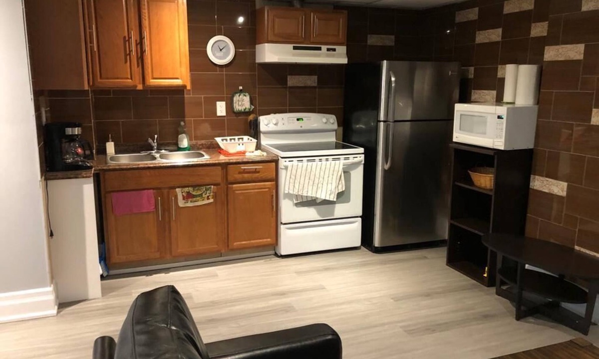 Mount Pleasant Apartment | Cosy Basement Apartment, Walking distance to all amenities