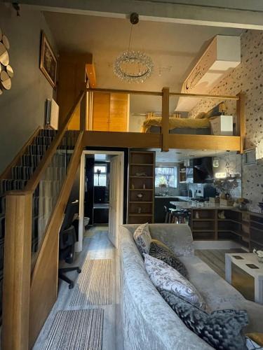 Wolverhampton Apartment | Cosy Cabin-Style Home - Work & Leisure