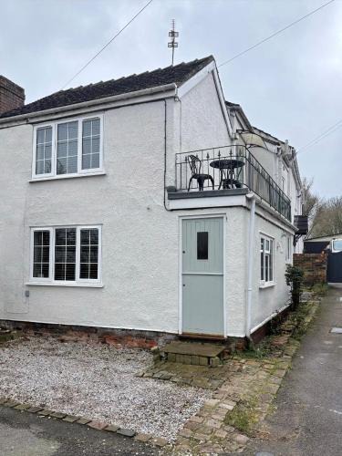 Kidsgrove House | Cosy Canalside Cottage