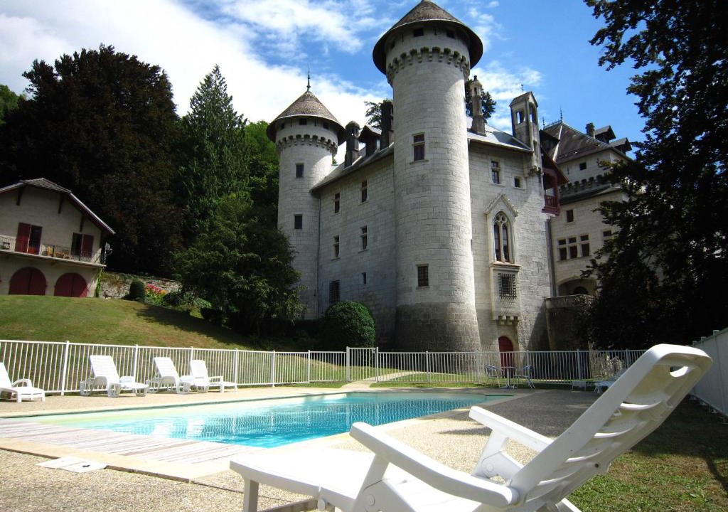 Serrieres-en-Chautagne House | Cosy castle with pool