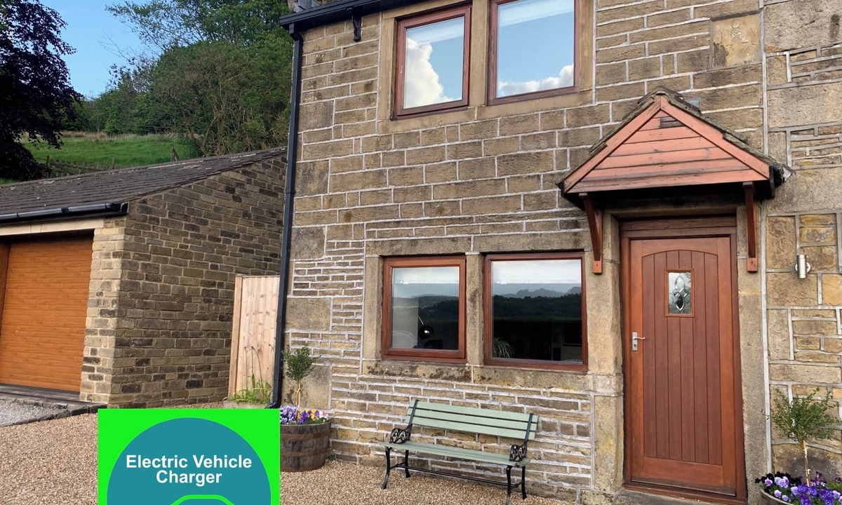 Haworth Cottage | Cosy cottage for two with secure parking and EV charging