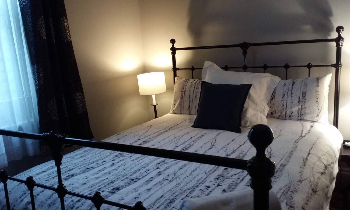 Ballarat Cottage | Cosy cottage on mair