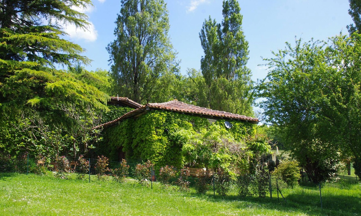 Poullignac Apartment | Cosy couples countryside gîte