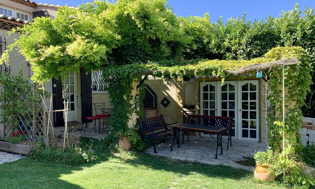 Miramas Apartment | Cosy duplex apartment in villa, with terraces and garden access