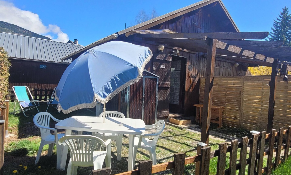 Barcelonnette Ski Chalet | Cosy family chalet for 4 people. Pets allowed.