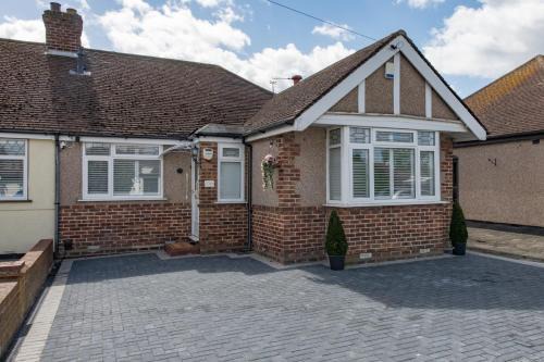 Manor House | Cosy Family Home in Ruislip