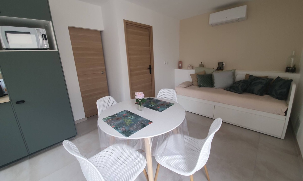 Chateauneuf-les-Martigues Apartment | Cosy new T2 with terrace 10 min from the sea!