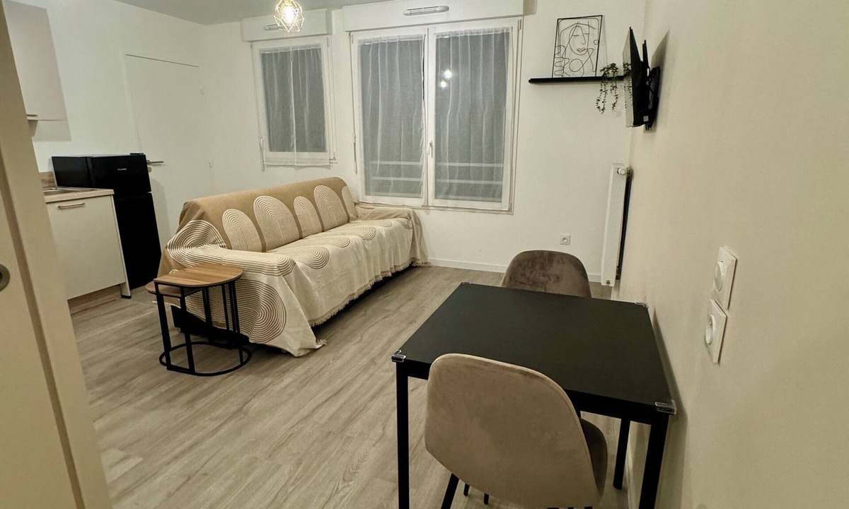 Vitry-sur-Seine Apartment | Cosy, fully-equipped Beige studio near RER & Paris-Orly, with cot available