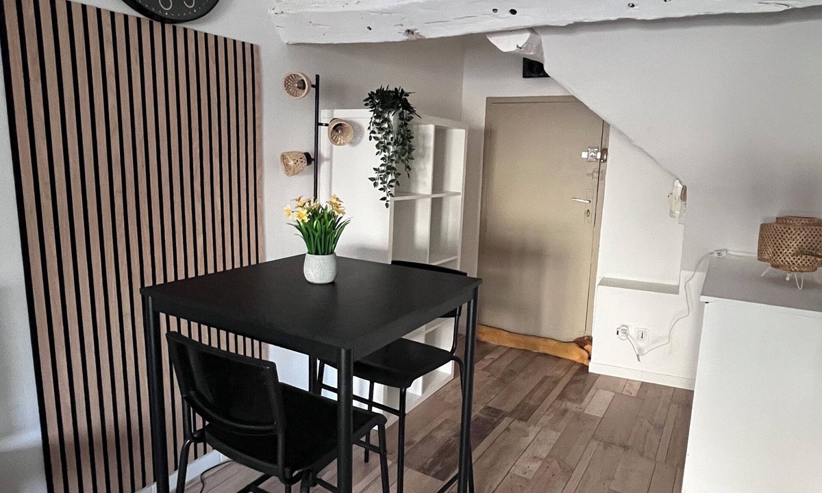 Bourgogne Apartment | Cosy furnished studio in a quiet location near the Cathedral