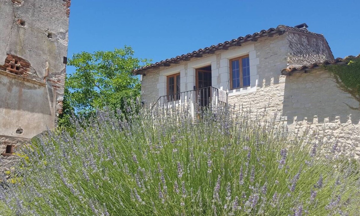 Castelnau-de-Levis Cottage | Cosy gite with log burner for two in the Golden triangle Tarn