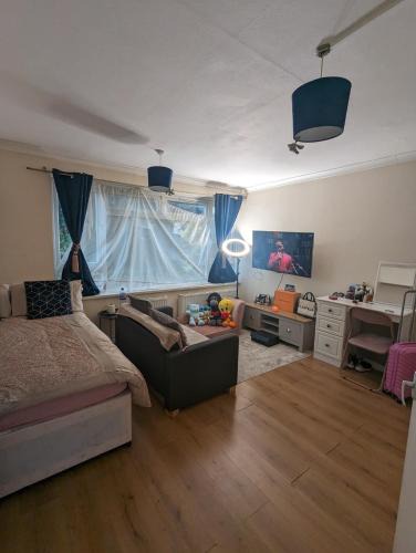 Hounslow Heath Apartment | Cosy Ground Floor Studio Flat