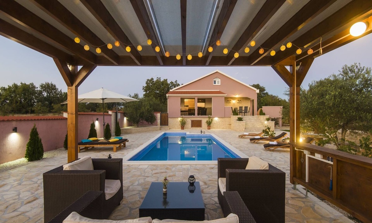 Lovinac House | Cosy Holiday Home in Policnik with Pool