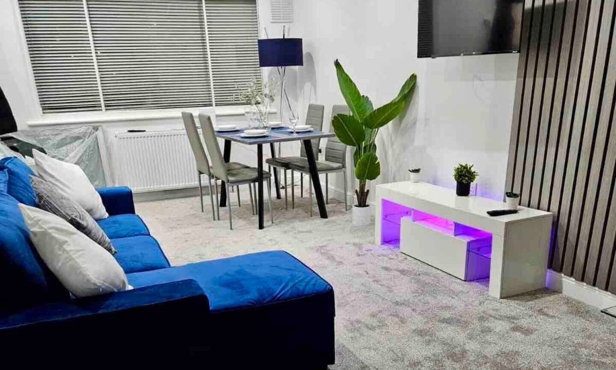 Staines House | Cosy home near Heathrownn