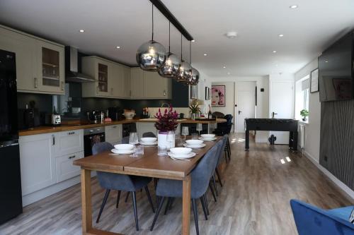 Earley House | Cosy Home; New Refurbished Home and Double Parking