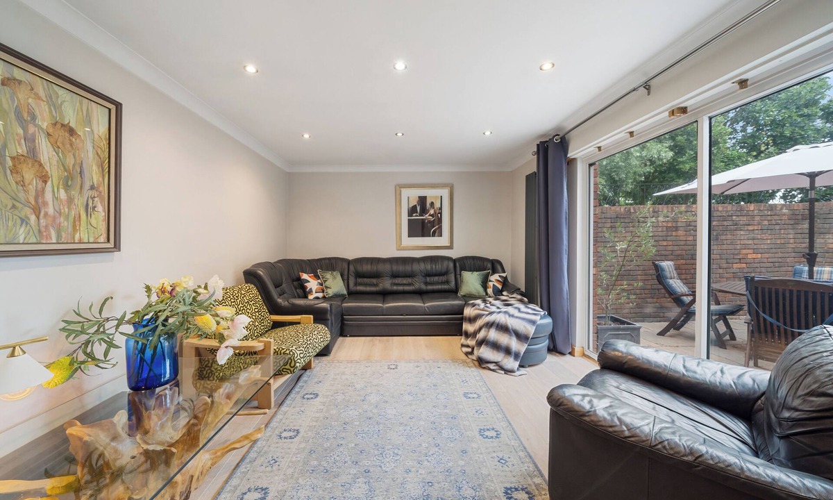 Hobbayne House | Cosy Home with Garden, Ealing