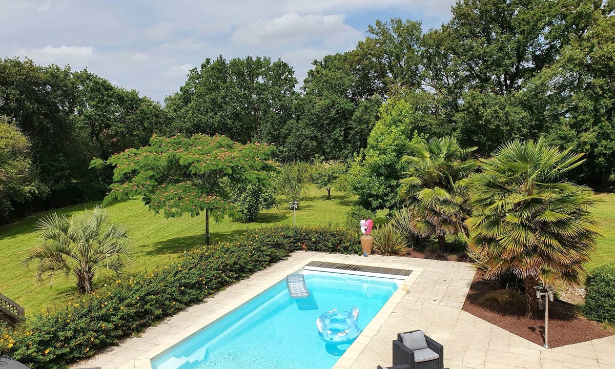 Betton House | Cosy house with swimming pool in landscaped grounds