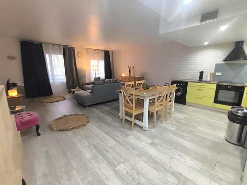 Mantes-la-Jolie Apartment | Cosy Jolie T3 - Centre & Parking gratuit