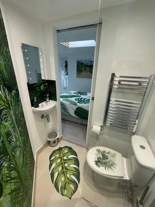 Bircotes Apartment | Cosy Jungle Cabin With Bathroom