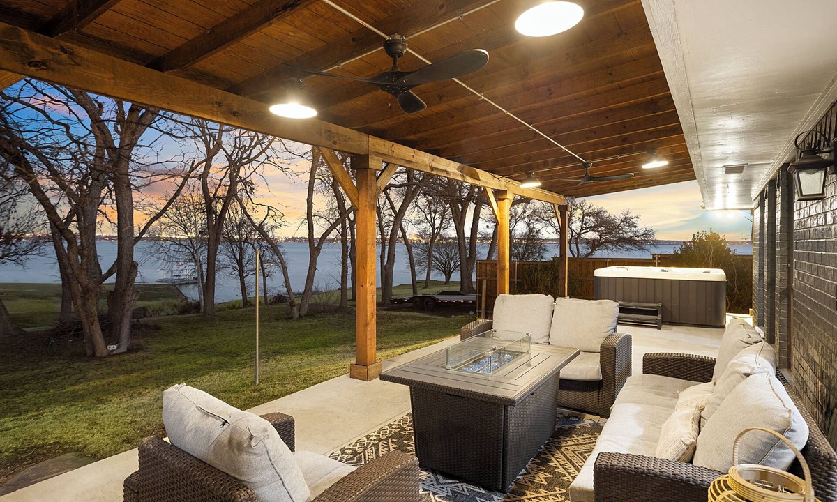 Rowlett House | Cosy Lakefront Home
