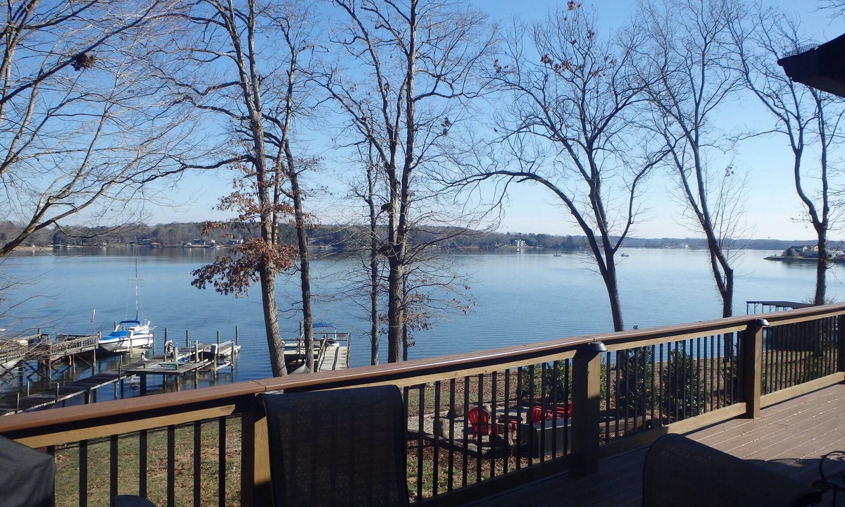 Lake Norman of Catawba Cabin | Cosy Lakefront Log Cabin