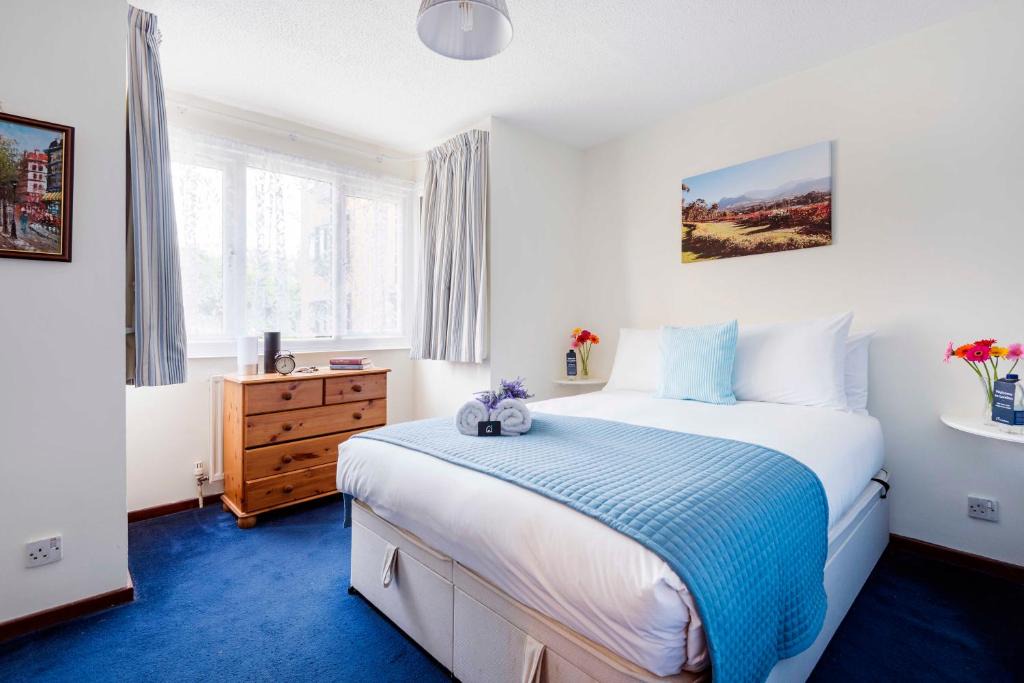 Southfield Apartment | Cosy Leafy Chiswick Apartment