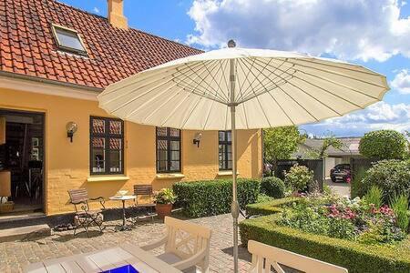 Greve Strand House | Cosy little guesthouse near beach & public transport