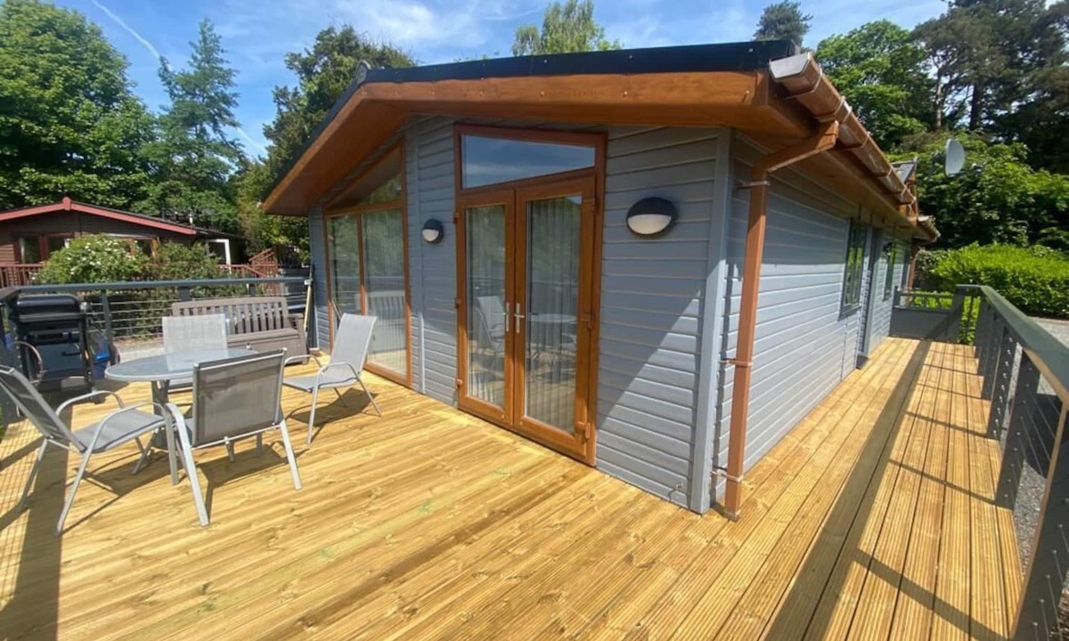 Bassenthwaite Cabin | Cosy Lodge With Lake View - Dog Friendly, at the foot of Skiddaw