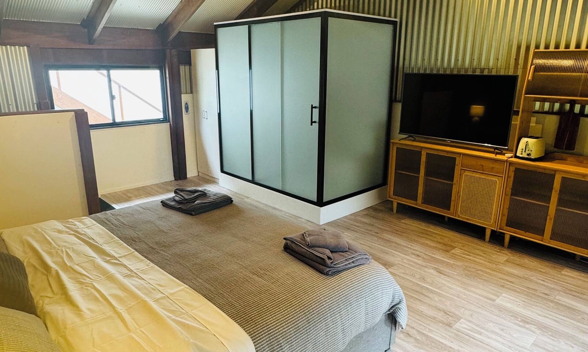 Guanaba House | Cosy Loft Style Barn Conversion nestled alongside a Hinterland Creek 🌺🐝🫏