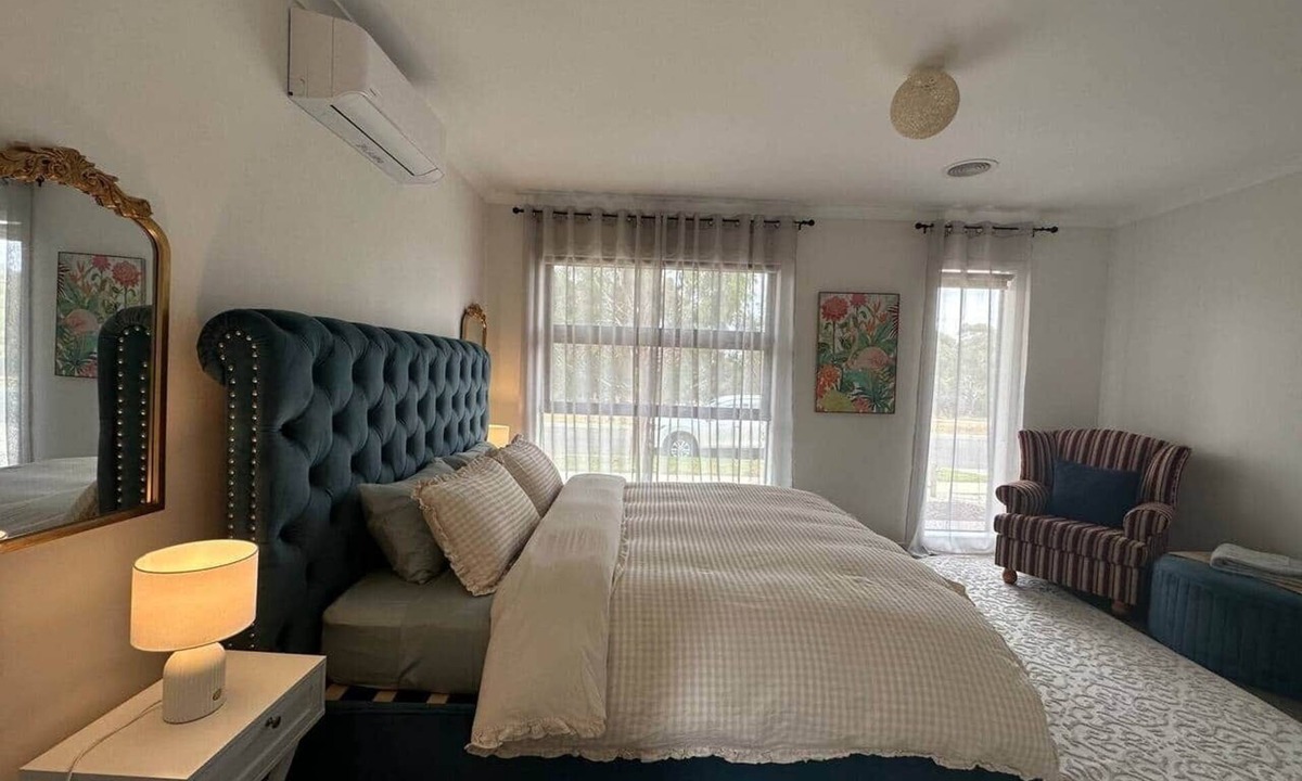 Melton South House | Cosy meets comfortable on Riverside, air-conditioned.