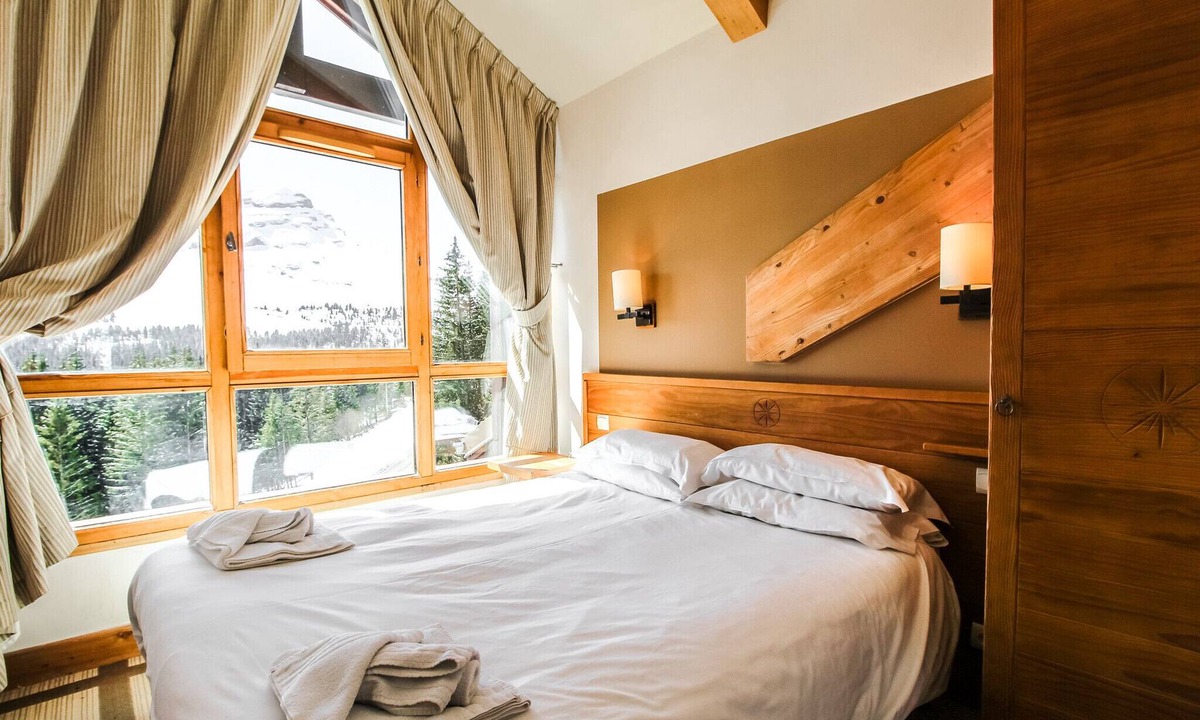 Flaine Apartment | Cosy, modern 2-bed with fireplace & beautiful views