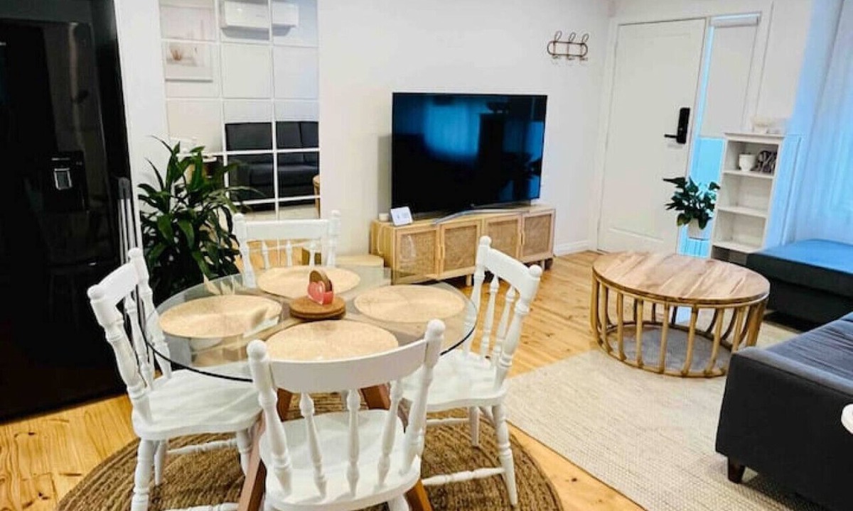 Oak Park House | Cosy Modern Retreat with Courtyard and Parking