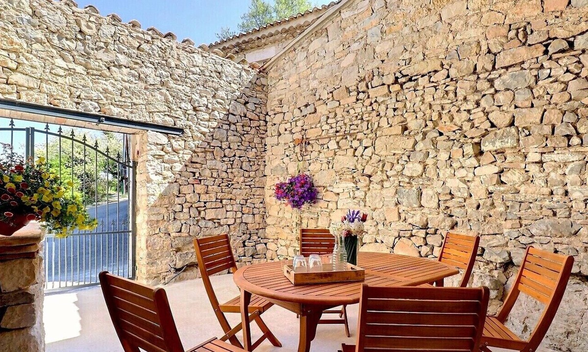Gras House | Cosy nature gite with courtyard, Southern Ardèche, sleeps 4 - Le Figuier