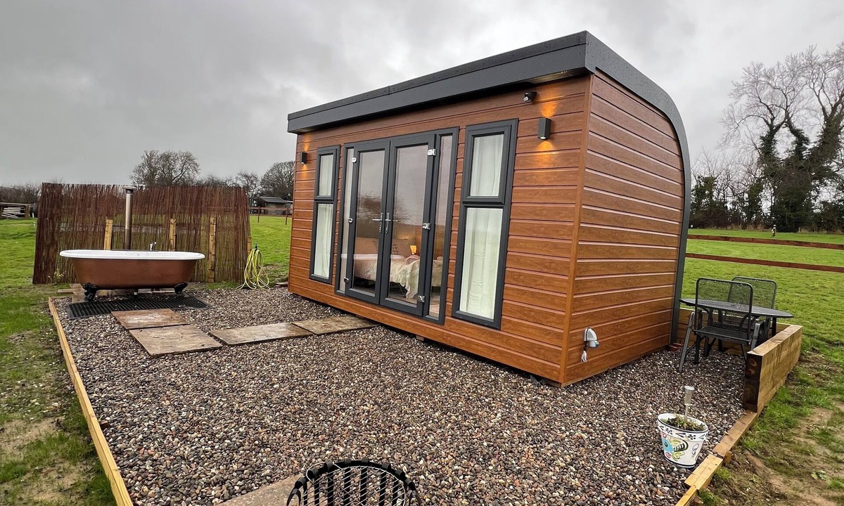 Lower Boddington Cabin | Cosy off-grid countryside cabin.