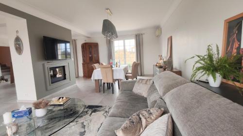 Baigts-de-Bearn Villa | Cosy Orchidée - Villa Élégance, Piscine & Pyrénées "5 étoiles"
