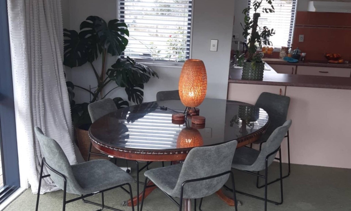 Papamoa Beach House | Cosy Papamoa Beachside Getaway in Prime Location.