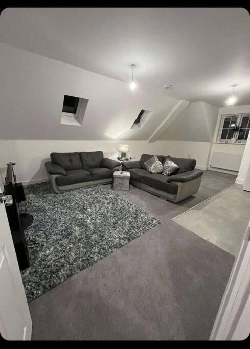 Caterham Apartment | Cosy penthouse suit