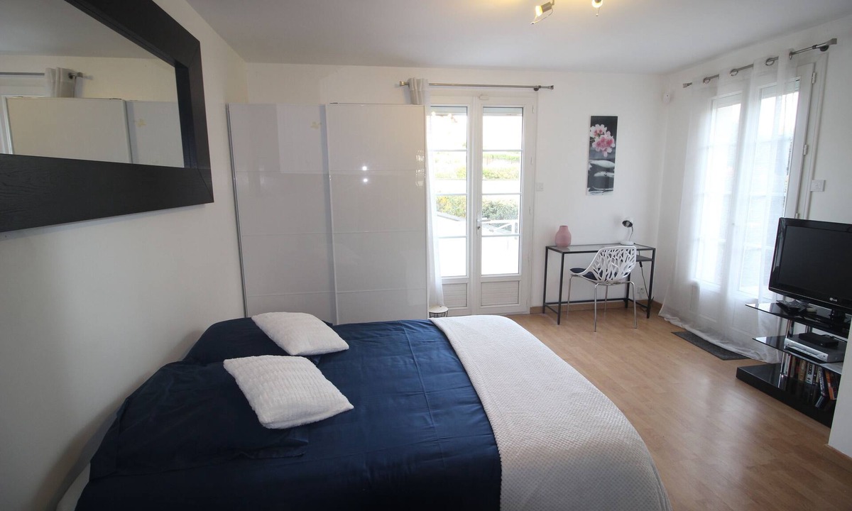 Varennes-Jarcy Apartment | Cosy private suite with dining area