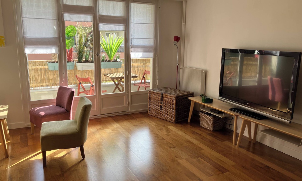 Chatou Apartment | Cosy, quiet apartment with balcony and parking