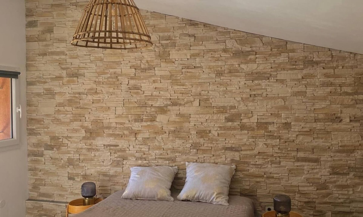 Saint-Martin-de-Crau Bed & Breakfast | Cosy room with exterior