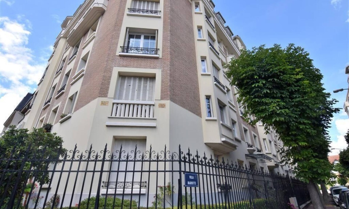 La Varenne Saint-Hilaire Bed & Breakfast | Cosy room ideally located
