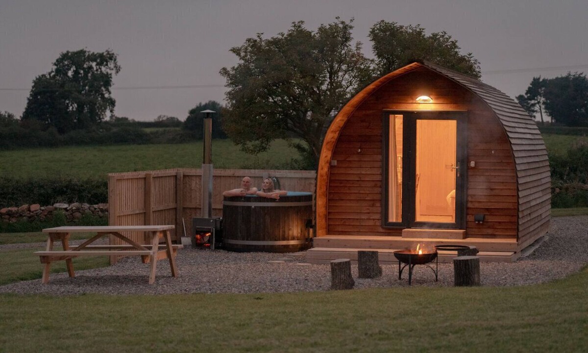 Wing Cabin | Cosy Rural Cabin with Wood Fired Hot Tub