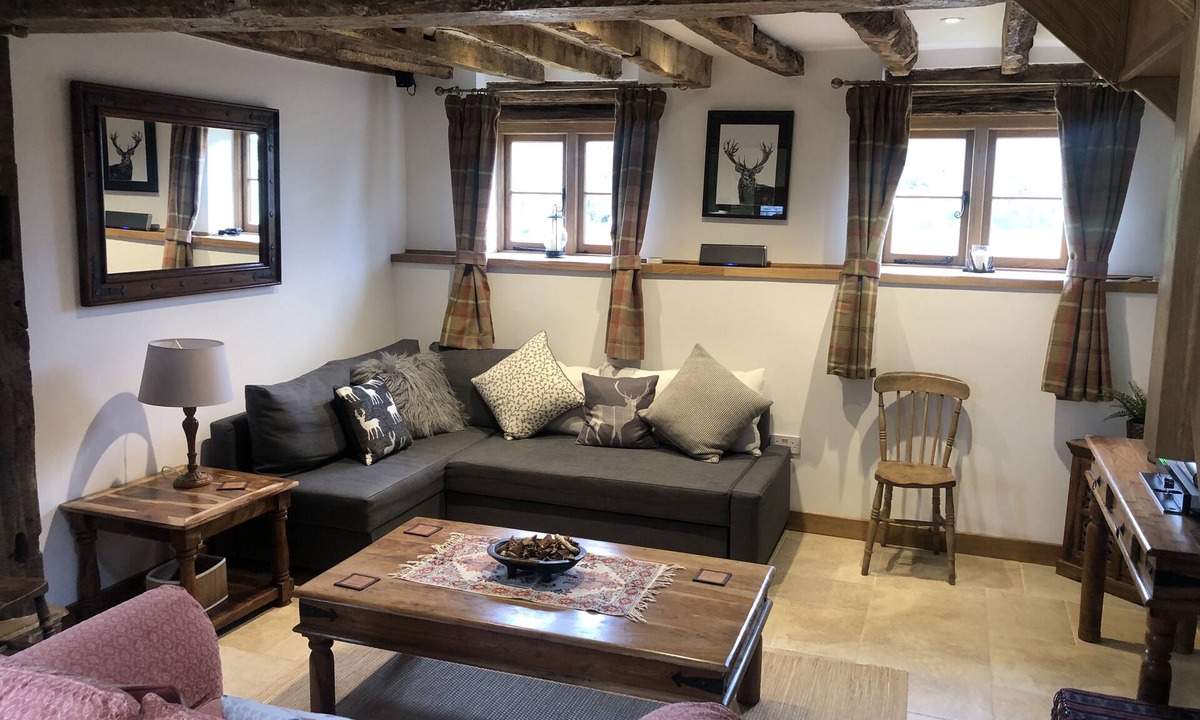 Crawley Down House | Cosy, Rustic 17th Century Countryside Barn.