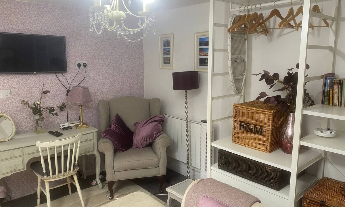 Fishponds Apartment | Cosy self-contained studio flat in Bristol